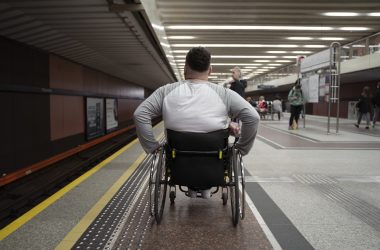 homem-de-tiro-completo-viajando-em-cadeira-de-rodas homem-de-tiro-completo-viajando-em-cadeira-de-rodas